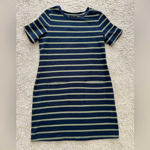 Navy and sage green striped Banana Republic dress with two front pockets. - Picture 1 of 1